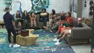 Peões se reúnem na sala de A Fazenda 12 para escolherem adjetivos para os colegas em Jogo da Discórdia (Imagem: Reprodução / Record TV)
