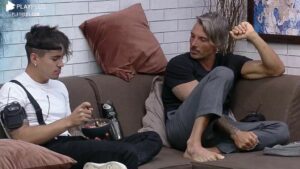 Em A Fazenda 2020, Juliano aconselha a Biel não conversar mais com as pessoas que não lhe querem bem no reality (Imagem: Reprodução/ Play Plus)