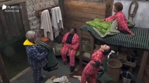 Na baia de A Fazenda 2020, Mateus, Stéfani, Lidi e Jojo caem na risada ao falarem de pum (Imagem: Reprodução / Play Plus)