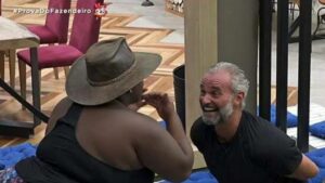 Jojo Todynho passa chapéu para Mateus Carrieri que venceu a Prova do Fazendeiro Roça 11 (Imagem: Reprodução / Record TV)