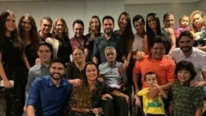 Francisco ao lado de Zezé Di Camargo e Luciano e todos os filhos (Imagem: Reprodução)