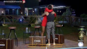 Em A Fazenda 12, Biel se despede de Jake e retorna para sede do programa (Imagem: Reprodução/ Record TV)