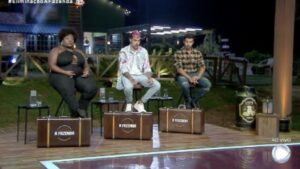 Jojo, Lipe e Mariano aguardam o anúncio de quem será o primeiro peão salvo da roça de A Fazenda 12 (Imagem: reprodução/ Record TV)