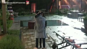 Após ser eliminada de A Fazenda 12, Tays Reis quebra protocolos e vai ao encontro de Biel perto da piscina (Imagem: Reprodução/ Record TV)