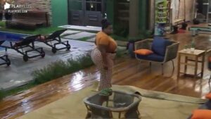 Jojo visita cômodos de A Fazenda 2020 após ficar sem sono em véspera de final (Imagem: Play Plus)