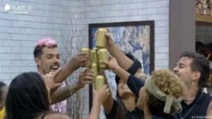 A Fazenda 2020, Peões brindam reta final do reality após conquistarem mimo da direção (Imagem: Play Plus)