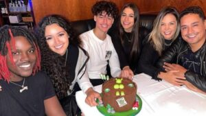 Carla Perez comemora os 17 anos de Victor Alexandre ao lado da família (Imagem: Instagram)