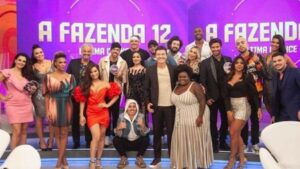 Rodrigo Faro reuniu a campeã de A Fazenda 12, Jojo Todynho junto com todos os participantes do reality em seu programa (Imagem: Divulgação)