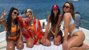 Durante passeio de lancha com as participantes do BBB, Thelma, Rafa e Bruna, Manu Gavassi deixou celular cair no mar (Imagem: Instagram)